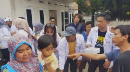 Ketua Relawan BPP, Osep Mulyawan Karis saat membagikan susu dan makanan gratis untuk masyarakat Lebak. (Istimewa)
