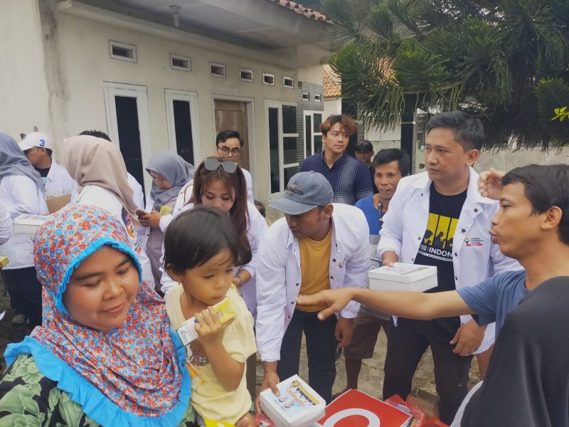 Ketua Relawan BPP, Osep Mulyawan Karis saat membagikan susu dan makanan gratis untuk masyarakat Lebak. (Istimewa)