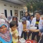 Ketua Relawan BPP, Osep Mulyawan Karis saat membagikan susu dan makanan gratis untuk masyarakat Lebak. (Istimewa)