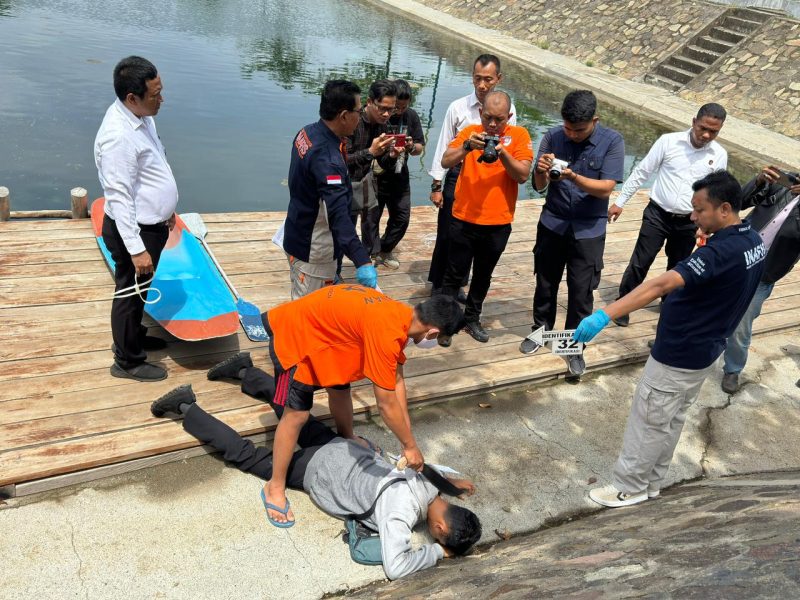 Ditpolairud Polda Banten saat menggelar rekonstruksi Pembunuhan di Cinangka. (Istimewa)