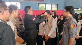 Ketua Bawaslu Banten, Ali Faisal saat melantik Pengawas TPS di Kecamatan Sajira. (Istimewa)
