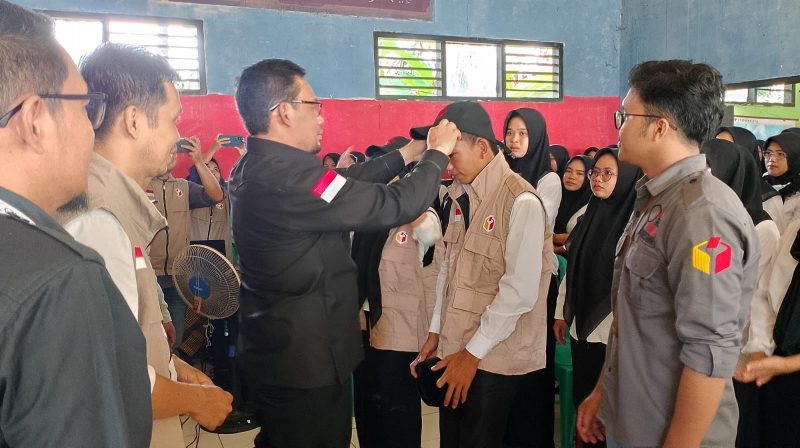 Ketua Bawaslu Banten, Ali Faisal saat melantik Pengawas TPS di Kecamatan Sajira. (Istimewa)