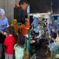 Ndaru dan Repnas saat membagikan makanan dan susu gratis