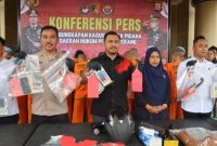Kasatreskrim Polres Serang, AKP Andi Kurniady Eka Setyabudi (tengah) saat ungkap kasus. (Istimewa)