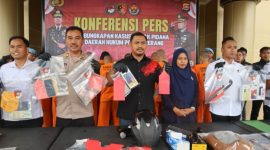 Kasatreskrim Polres Serang, AKP Andi Kurniady Eka Setyabudi (tengah) saat ungkap kasus. (Istimewa)