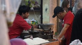 Wakil Walikota Cilegon, Sanuji Pentamarta saat meninjau harga beras di Pasar Keranggot dan Blok F Kota Cilegon. (Istimewa)