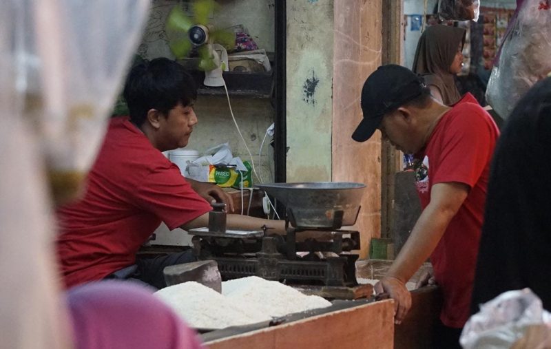 Wakil Walikota Cilegon, Sanuji Pentamarta saat meninjau harga beras di Pasar Keranggot dan Blok F Kota Cilegon. (Istimewa)