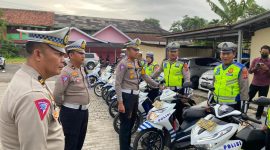 Kasatlantas Polres Lebak saat melakukan pemeriksaan kendaraan dinas anggota. (Istimewa)