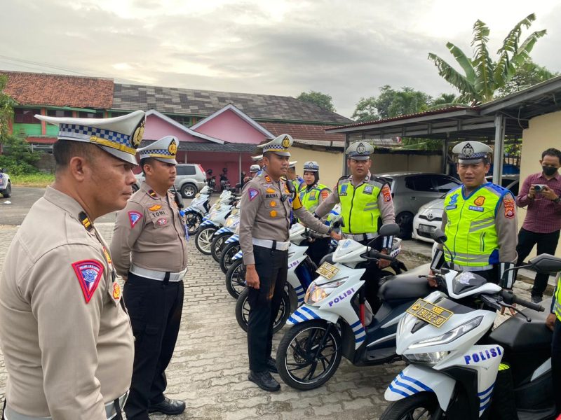 Kasatlantas Polres Lebak saat melakukan pemeriksaan kendaraan dinas anggota. (Istimewa)