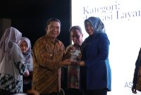 Sekretaris Bapenda Provinsi Banten, Rita Prameswari saat menerima penghargaan 