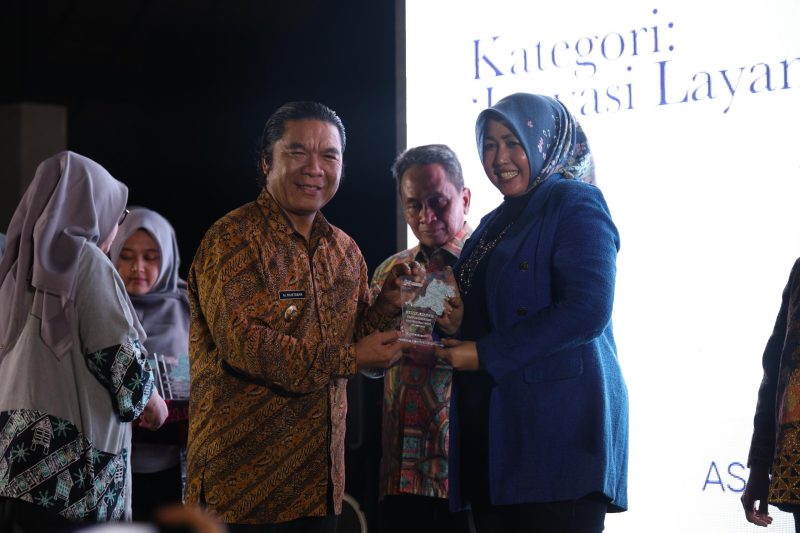 Sekretaris Bapenda Provinsi Banten, Rita Prameswari saat menerima penghargaan 