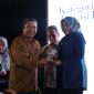 Sekretaris Bapenda Provinsi Banten, Rita Prameswari saat menerima penghargaan 
