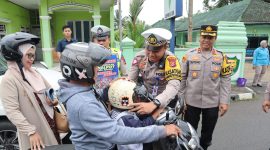 Kasatlantas Polres Lebak, AKP Mulya Sugiharto bersama Kapolres Lebak AKBP Suyono saat memberikan bantuan helm kepada salah satu pelanggar lalulintas. (Istimewa)