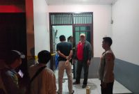 Pihak kepolisian Polsek Cilegon saat melakukan olah TKP pria paruh baya ditemukan meninggal dunia. (Istimewa)
