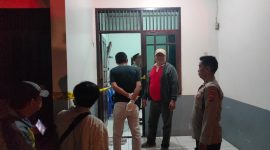 Pihak kepolisian Polsek Cilegon saat melakukan olah TKP pria paruh baya ditemukan meninggal dunia. (Istimewa)
