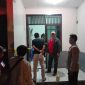 Pihak kepolisian Polsek Cilegon saat melakukan olah TKP pria paruh baya ditemukan meninggal dunia. (Istimewa)