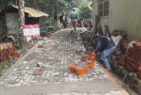 Pemdes Palembang saat membangun jalan lingkungan.