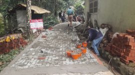 Pemdes Palembang saat membangun jalan lingkungan.