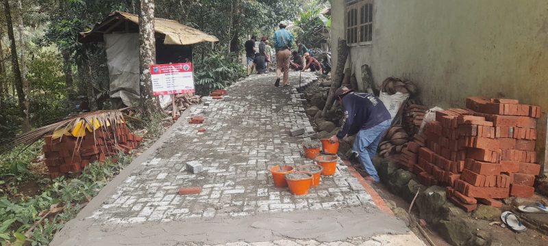 Pemdes Palembang saat membangun jalan lingkungan.