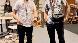 Ketua HIMKI Banten, Fahmi Ramadhana (kiri) saat memberikan pemaparan mengenai kerajinan Banten kepada warga asing. (Istimewa)