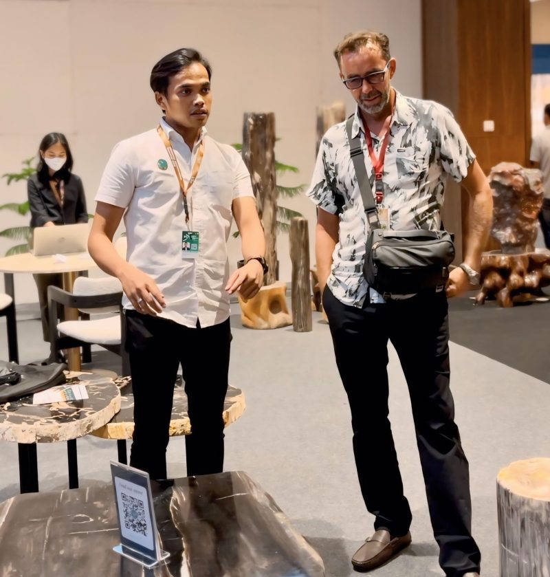 Ketua HIMKI Banten, Fahmi Ramadhana (kiri) saat memberikan pemaparan mengenai kerajinan Banten kepada warga asing. (Istimewa)