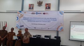 Kepala SMAN 1 Rangkasbitung, Ucu Lena Murtadewi (tengah) saat menerima trophy dari kantor Bahasa Banten. (istimewa)