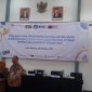 Kepala SMAN 1 Rangkasbitung, Ucu Lena Murtadewi (tengah) saat menerima trophy dari kantor Bahasa Banten. (istimewa)