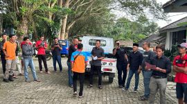 Sebanyak 220 petugas kebersihan di Kabupaten Lebak mendapatkan THR dari Ketua BPC Gapensi Lebak, Moch. Nabil Jayabaya. (Istimewa)