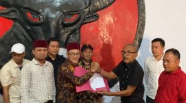 Ketua APDESI Lebak, Usep Pahlaludin saat mengambil formulir pendaftaran ke PDI Perjuangan. (Istimewa)