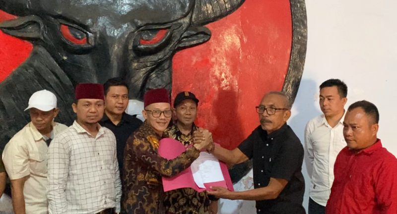 Ketua APDESI Lebak, Usep Pahlaludin saat mengambil formulir pendaftaran ke PDI Perjuangan. (Istimewa)