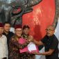 Ketua APDESI Lebak, Usep Pahlaludin saat mengambil formulir pendaftaran ke PDI Perjuangan. (Istimewa)