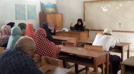 dr. Juwita Wulandari (kerudung hitam) saat melaksanakan kelas Sekolah Lansia Matahari. (Istimewa)