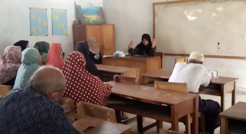 dr. Juwita Wulandari (kerudung hitam) saat melaksanakan kelas Sekolah Lansia Matahari. (Istimewa)