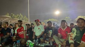 Wali Kota Cilegon, Helldy Agustian saat nobar Indonesia melawan Korea Selatan. (Il/DAILYHITS)