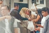 Warga saat antre untuk mendapatkan bantuan nasi boks dari BKAD Kabupaten Lebak. (Istimewa)