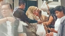 Warga saat antre untuk mendapatkan bantuan nasi boks dari BKAD Kabupaten Lebak. (Istimewa)