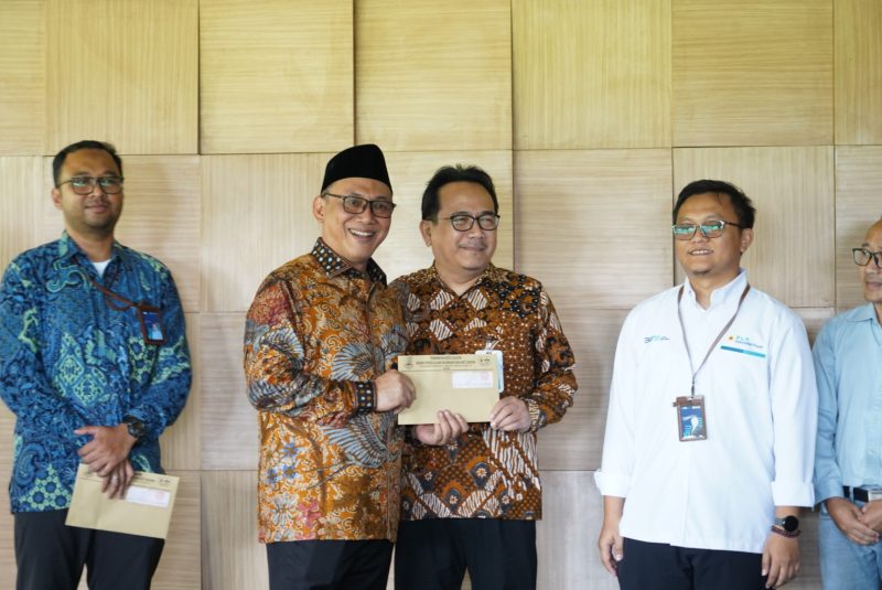 Helldy Agustian saat acara Penyerahan Surat Pemberitahuan Pajak Terhutang (SPPT) PBB secara simbolis kepada Perwakilan Industri yang digelar Badan Pengelolaan Keuangan dan Aset Daerah (BPKAD) Kota Cilegon di Birdi Café and Resto, Senin 29 April 2024. 