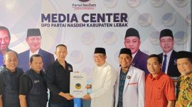 Ketua DPD PKS Lebak, Iip Makmur saat mengambil formulir pendaftaran di Partai NasDem. (Istimewa)