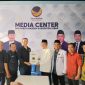 Ketua DPD PKS Lebak, Iip Makmur saat mengambil formulir pendaftaran di Partai NasDem. (Istimewa)