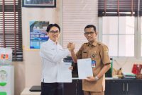 Ketua DPC PERADI Rangkasbitung, Jimi Siregar (kiri) saat foto bersama dengan Ketua KORPRI Lebak, Budi Santoso (kanan) usai penandatanganan MoU. (Istimewa)