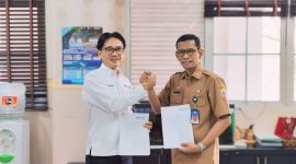 Ketua DPC PERADI Rangkasbitung, Jimi Siregar (kiri) saat foto bersama dengan Ketua KORPRI Lebak, Budi Santoso (kanan) usai penandatanganan MoU. (Istimewa)