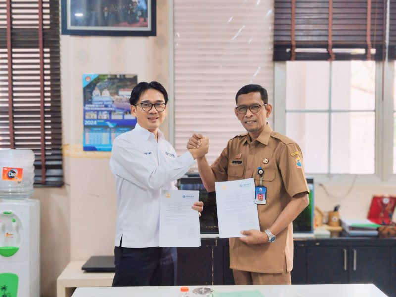 Ketua DPC PERADI Rangkasbitung, Jimi Siregar (kiri) saat foto bersama dengan Ketua KORPRI Lebak, Budi Santoso (kanan) usai penandatanganan MoU. (Istimewa)