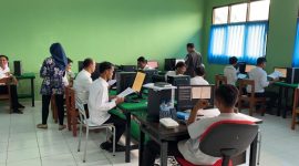 Pelamar Panwascam Pilkada Lebak saat menjalani CAT di SMK Negeri 1 Rangkasbitung. (Istimewa)