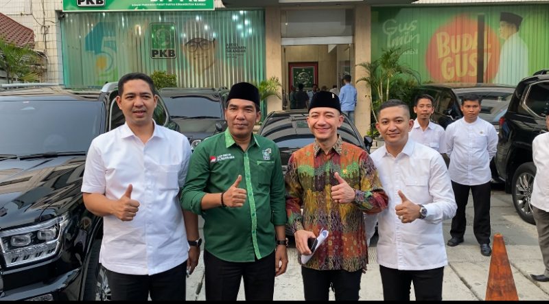 Hasbi Jayabaya (batik) didampingi ketua Tim Pemenangan Nabil Jayabaya (pojok kanan) saat menghadiri UKK di DPP PKB. (Istimewa)