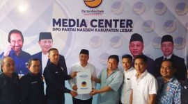 Cucu Jawara Ternama di Banten, Osep Mulyawan Karis saat mengembalikan formulir pendaftaran ke Partai NasDem. (Istimewa)