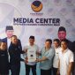 Cucu Jawara Ternama di Banten, Osep Mulyawan Karis saat mengembalikan formulir pendaftaran ke Partai NasDem. (Istimewa)