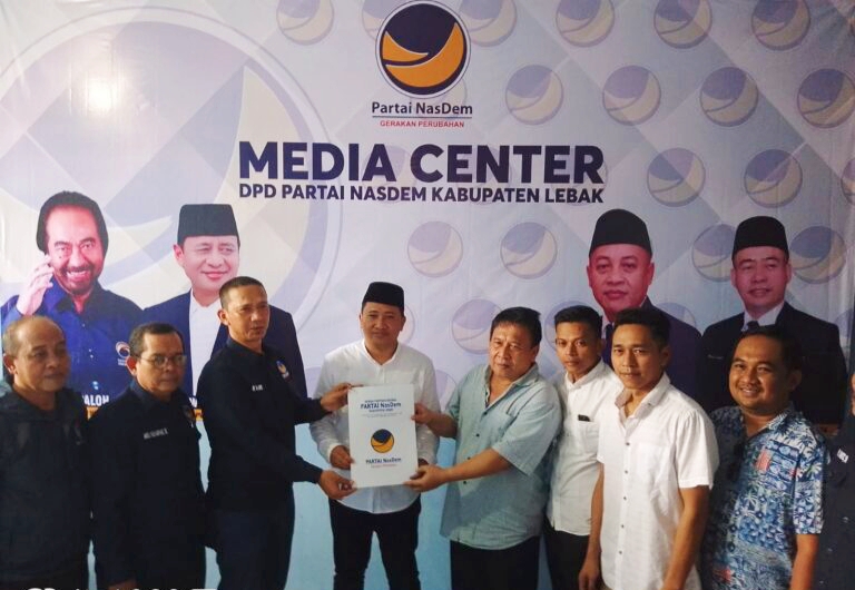 Cucu Jawara Ternama di Banten, Osep Mulyawan Karis saat mengembalikan formulir pendaftaran ke Partai NasDem. (Istimewa)