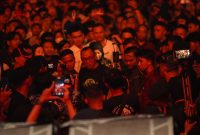 Walikota Cilegon, Helldy Agustian saat menyapa pengunjung malam puncak HUT ke 25 Kota Cilegon. (Istimewa)