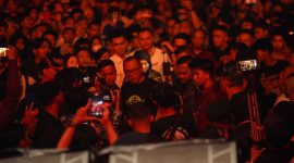 Walikota Cilegon, Helldy Agustian saat menyapa pengunjung malam puncak HUT ke 25 Kota Cilegon. (Istimewa)