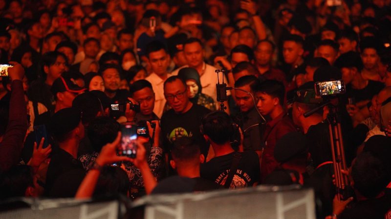 Walikota Cilegon, Helldy Agustian saat menyapa pengunjung malam puncak HUT ke 25 Kota Cilegon. (Istimewa)